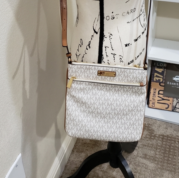 Michael Kors Small Signature Flat Crossbody - Picture 3 of 5
